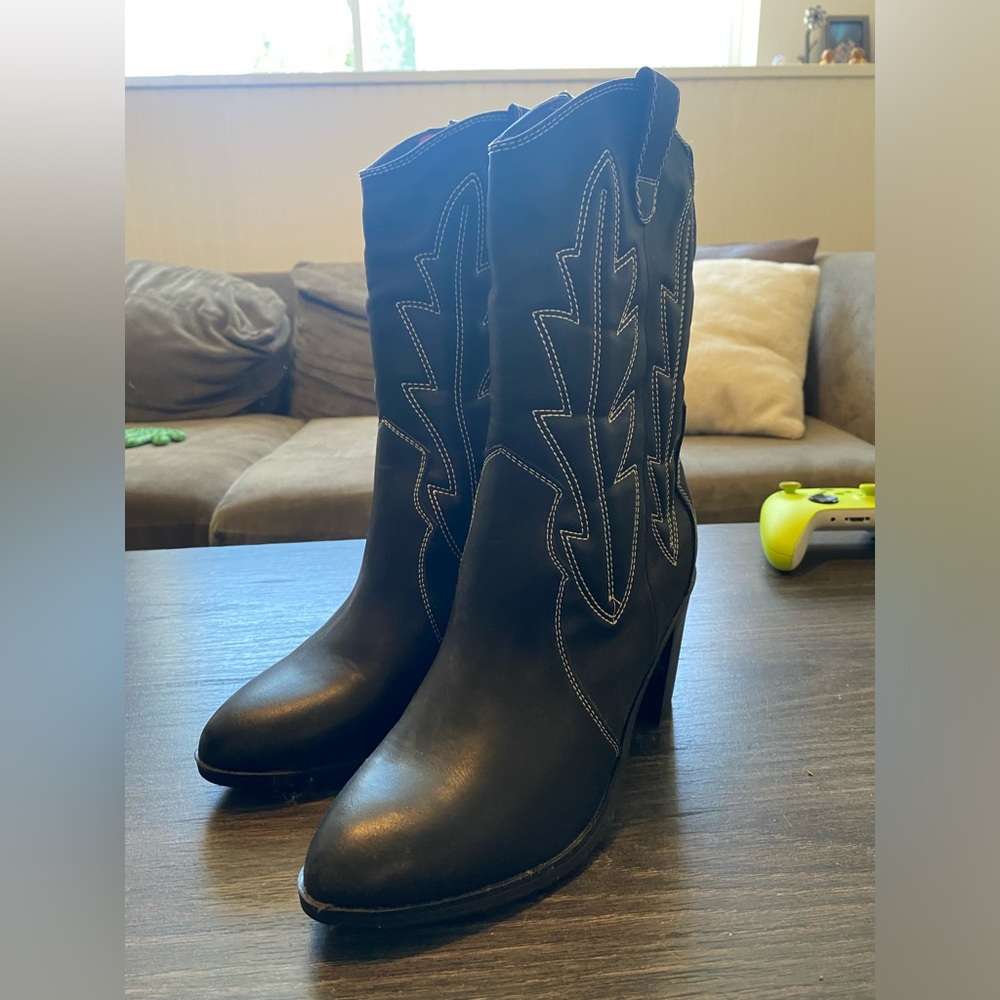 Black cowgirl boots with heel